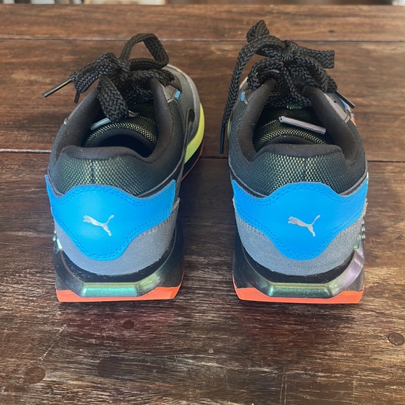 RARE!! Retro Pumas in shades of grey with great pops of color - Picture 2 of 7